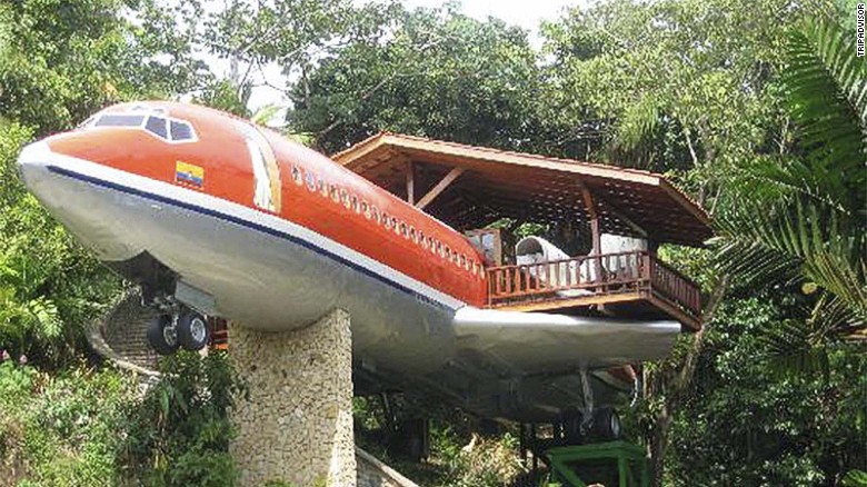 Hotel Costa Verde (Costa Rica) - Khách sạn hoài cổ mang phong cách máy bay Boeing 727 này nằm ở một khu rừng tại vườn quốc gia Manuel Antonio, được cải tạo từ một chiếc máy bay cũ và đặt trên trụ cao 15m, nơi du khách có thể ngắm cảnh rừng cũng như cảnh đại dương.